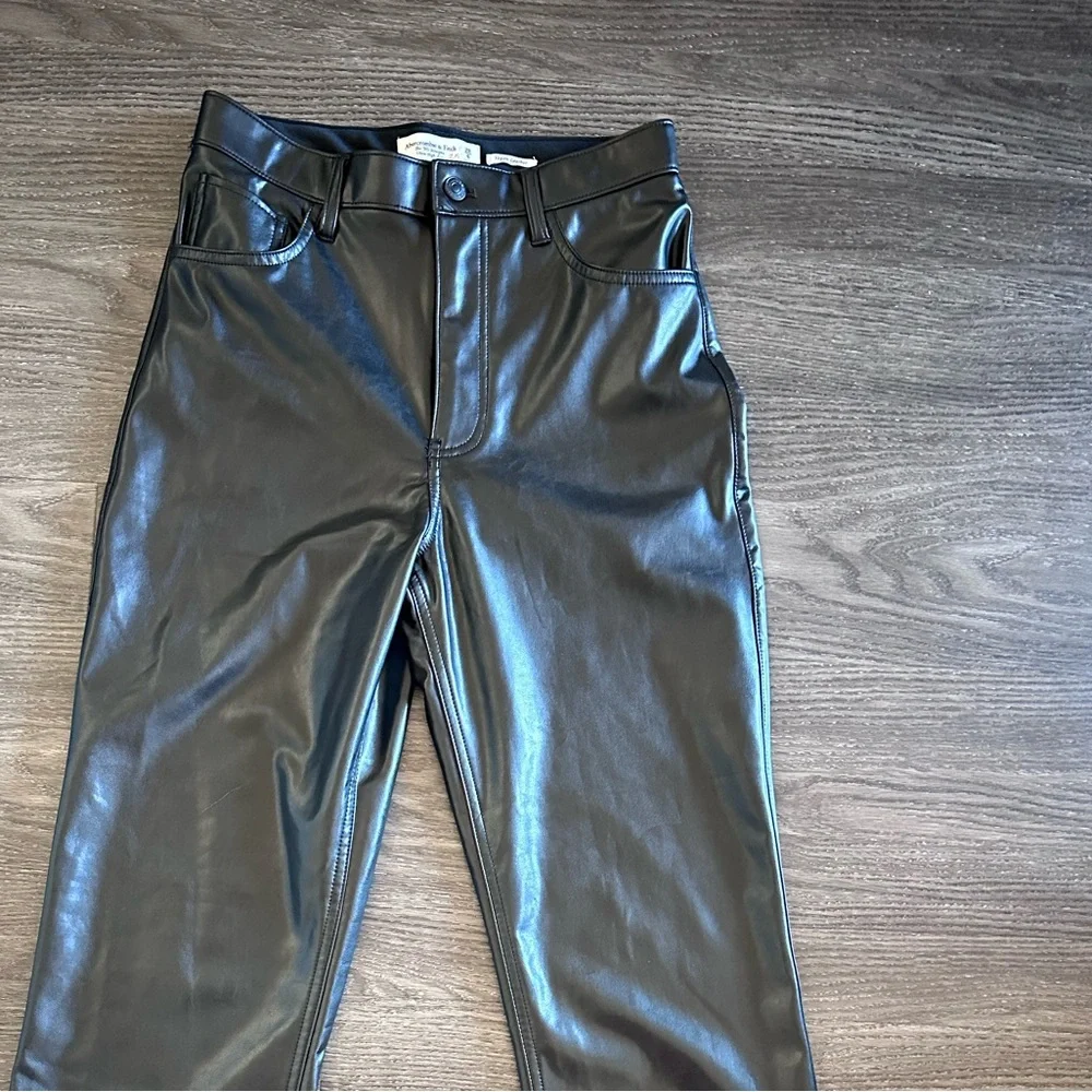 Abercrombie & Fitch 90s Straight Ultra High Rise Vegan Leather Pants SZ 28 NWT